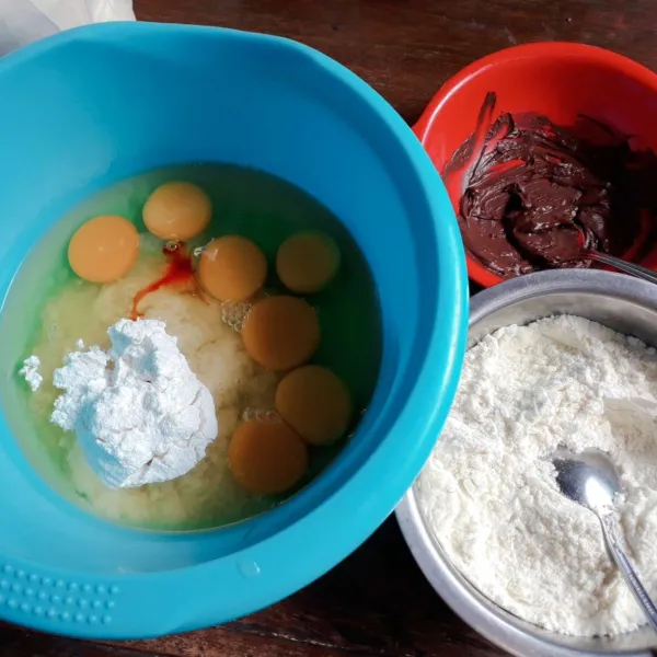 Siapkan bahan-bahan. Campur dan ayak terigu serta susu. Campur gula, telur, dan pewarna kuning
