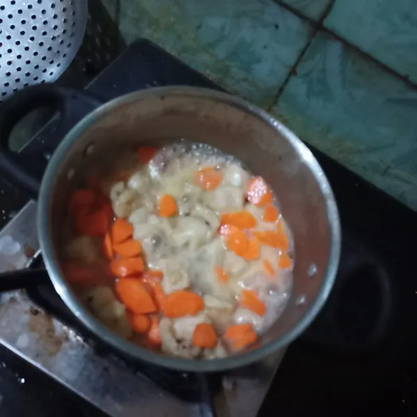 Masukkan wortel dan beri air secukupnya tunggu hingga matang,