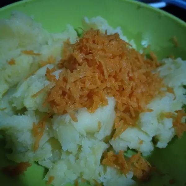 tambahkan sayuran (wortel) dan bahan lain, aduk rata.