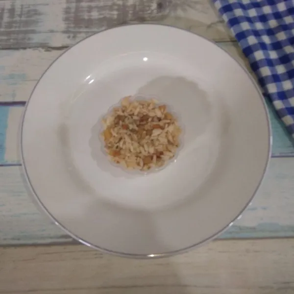 Ambil nasi goreng dan cetak dalam cetakan bundar diameter 8 cm. sisihkan dalam wadah saji.