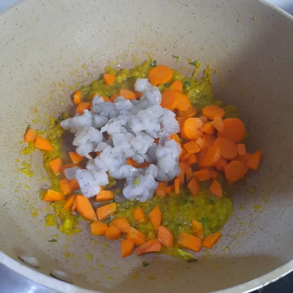 Masukkan wortel yang dipotong kotak (ada juga yang bulat untuk hiasan nanti) dan udang cincang kasar. Masak hingga udang berubah warna.