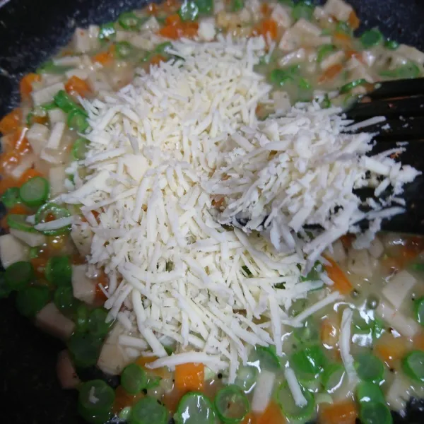 Tambahkan keju. Aduk rata.