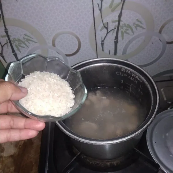 Masukan beras putih yang sudah dicuci bersih masak kembali.