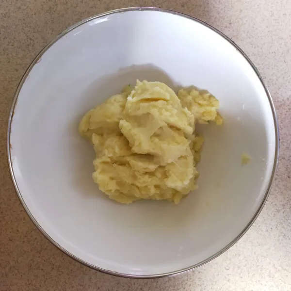 Kupas kentang lalu haluskan.