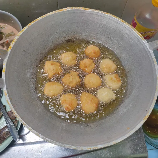 Panaskan minyak, bentuk adonan menjadi bulat kecil-kecil lalu goreng dengan api sedang hingga kekuningan. Angkat, tiriskan sebentar.