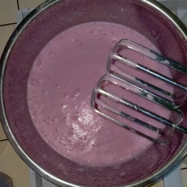 Masukkan gula pasir, susu kental manis dan SP/ ovalet dan remukan es batu. Mixer hingga mengental berjejak.