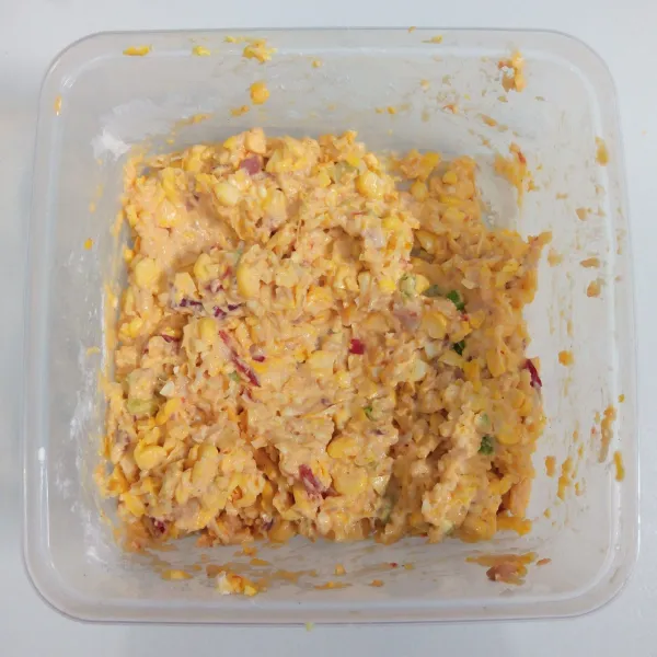 Campur jagung bersama daging ayam,tepung terigu dan daun bawang. Aduk rata.
