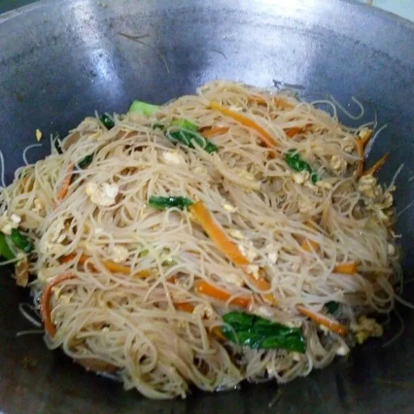 Masukkan bihun & orak arik telur, aduk rata. Koreksi rasa. Tambahkan minyak wijen, aduk rata. Sajikan dengan taburan bawang goreng.