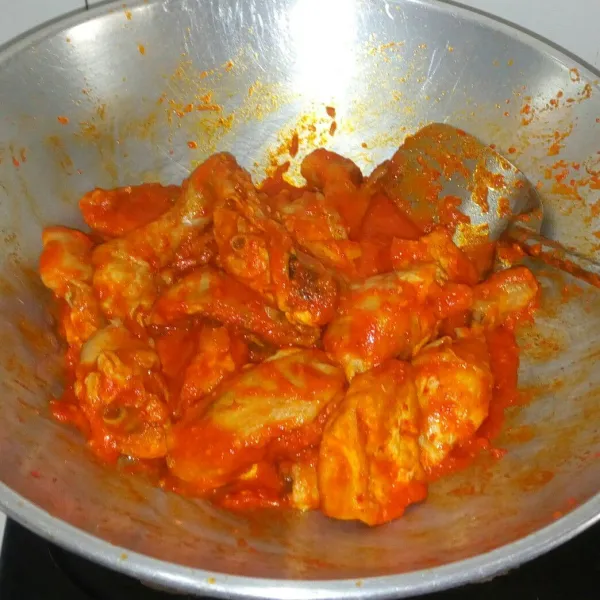 Masak sampai tercampur rata dan bumbu menyerap. Jangan lupa icip rasa setelah matang. Angkat