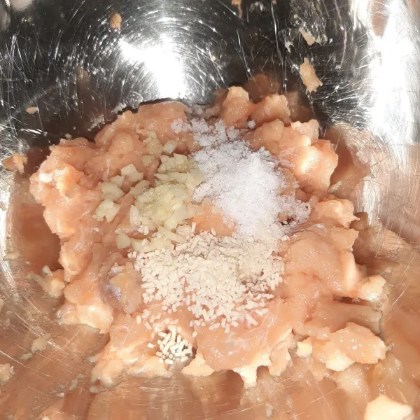 tambahkan 1 siung bawang putih cincang, garam dan kaldu jamur. aduk rata.