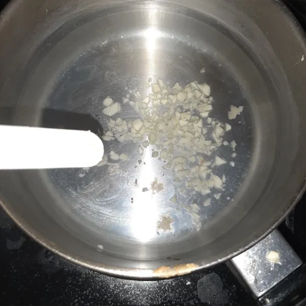 buat kuahnya dengan memasukkan sisa bawang putih, lalu tambahkan garam dan kaldu jamur. rebus lagi baksonya agar bumbu meresap. lalu terakhir tambahkan daun bawang dan seledri. selamat makan :)