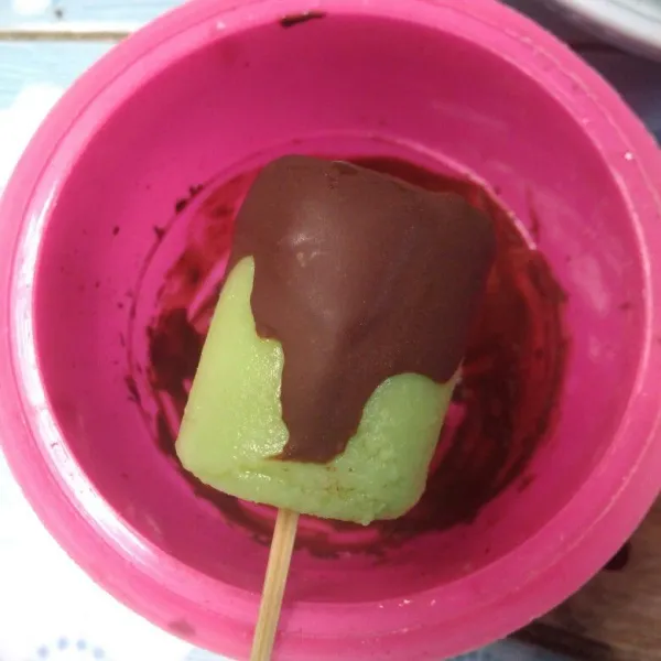 Potong es, tusuk dengan tusuk sate, kemudian celupkan kedalam coklat. Sajikan.