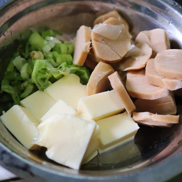 siapkan isian potong keju ukuran dadu bagi menjadi 6.5 gram.