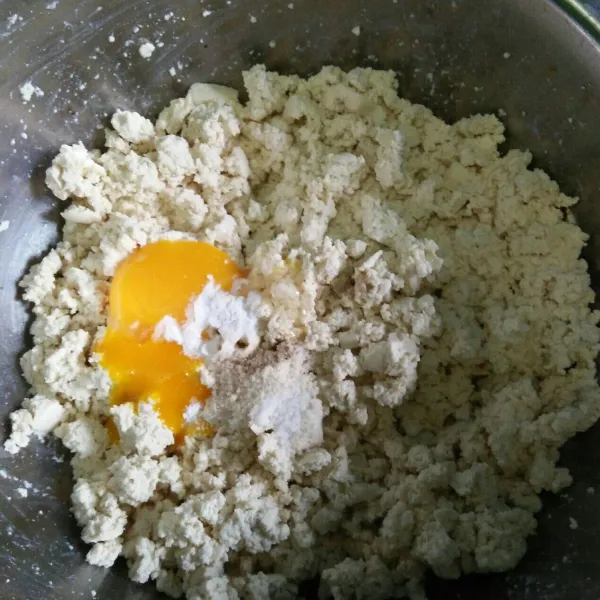 Masukan kuning telur, garam, baking soda, dan penyedap rasa