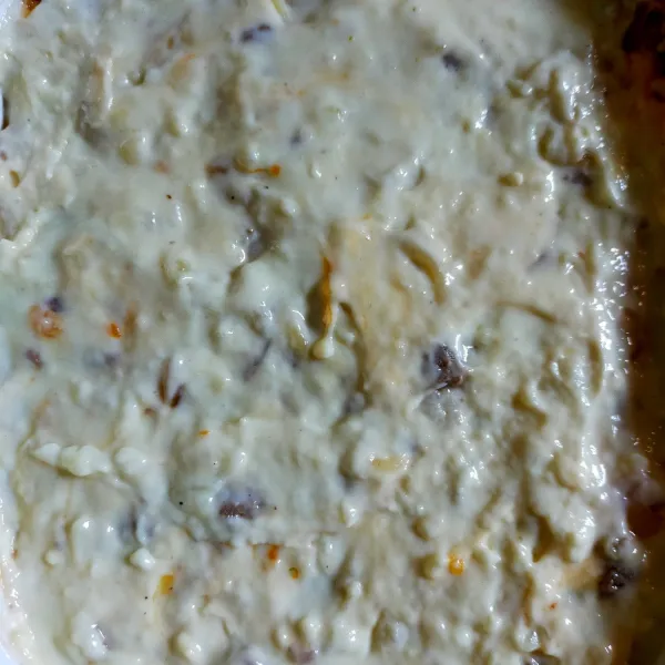 Penyusunan : oles wadah tahan panas dengan mentega. Masukkan saus keju di lapisan bawah,Kemudian campuran spaghetti dan saus bolognese, beri saus keju lagi diatasnya. Panggang di rak paling atas selama 15 menit atau sampai kecoklatan.