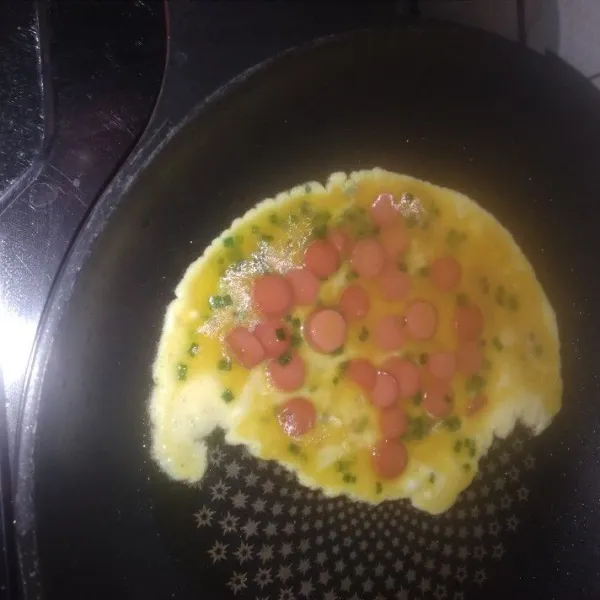 Panaskan teflon masukan mentega sampai cair lalu goreng telur.