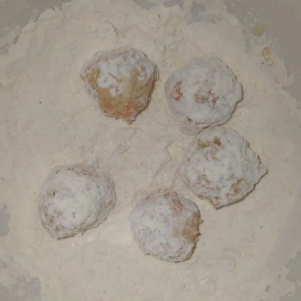 Balur dengan tepung lalu goreng di minyak panas.