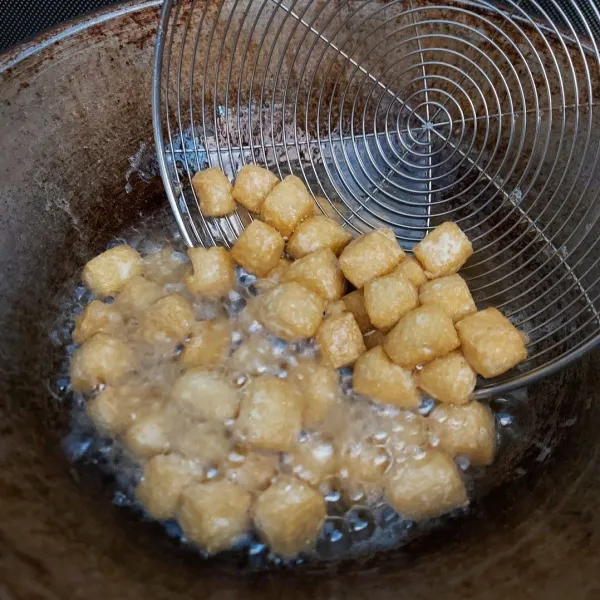Panaskan minyak, goreng tahu sampai benar² matang/garing.