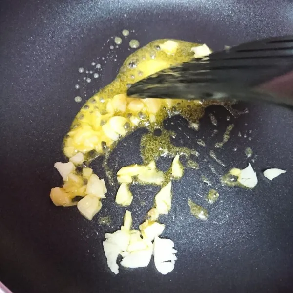 Panaskan margarin, tumis bawang putih sampai harum.