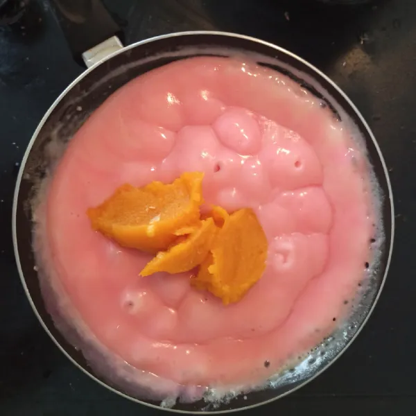 Untuk membuat vla : Larutkan maizena denga susu cair, beri gula dan garam. Didihkan pada pan hingga meletup-letup. Beri Vanilla Essence dan pewarna makanan. Tambahkan 3sdm pure kabocha. Aduk rata agar tidak bergerindil. Matikan api, sisihkan