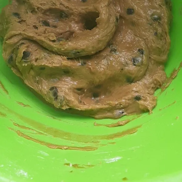 Masukan chcochip kemudian aduk rata kembali.