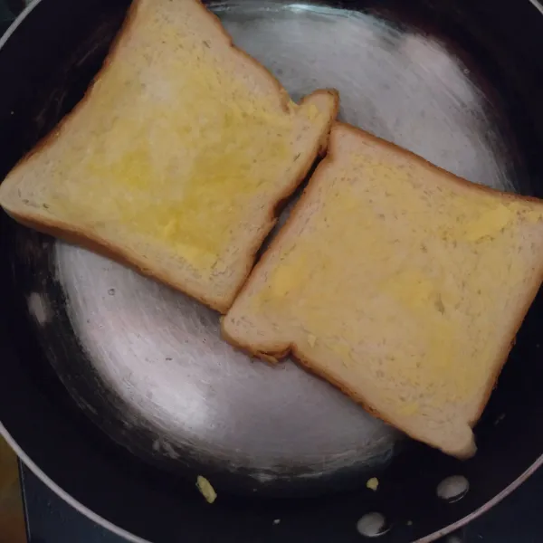 Panggang roti dengan olesan mentega.