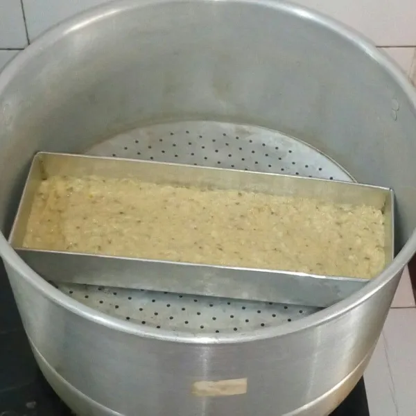 Kukus selama 30 menit pakai api sedang, tutup dandang dibungkus dengan serbet.