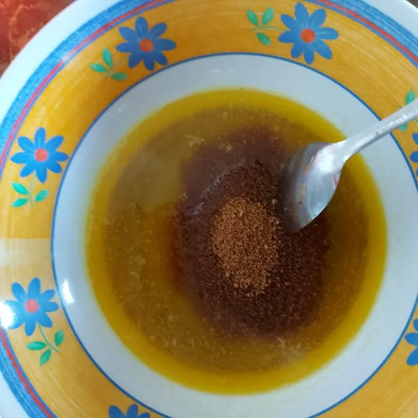 masukkan gula pasir,gula kelapa ,vanilli,garam dan soda kue ke dalam mentega cair.aduk sampai rata.