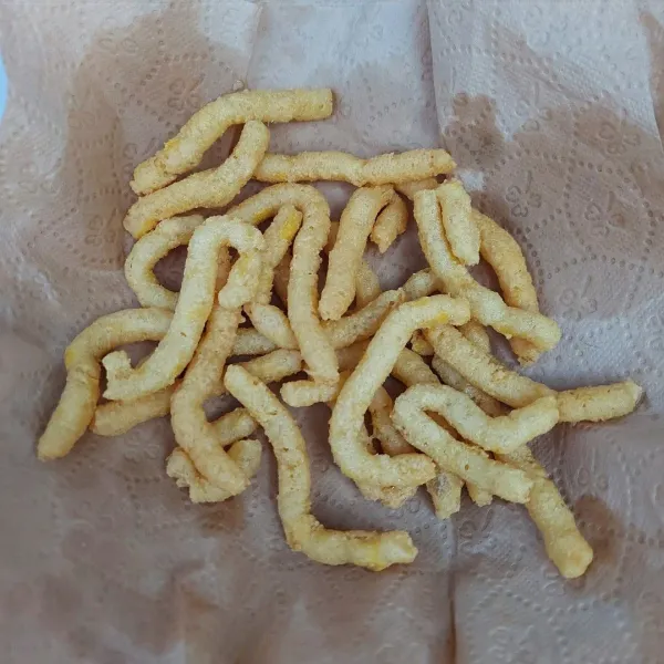 Goreng sampai garing dengan api sedang. Angkat dan tiriskan. Sajikan.