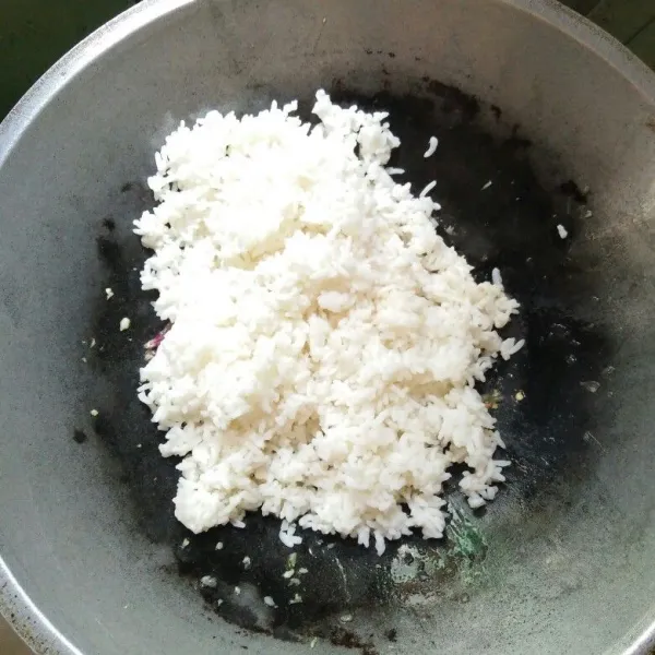 Tambahkan nasi aduk hingga merata.