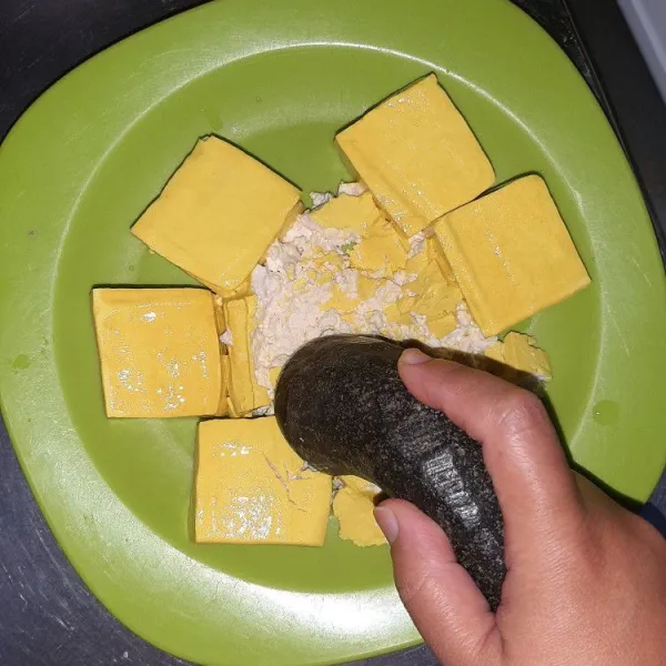 Haluskan tahu.