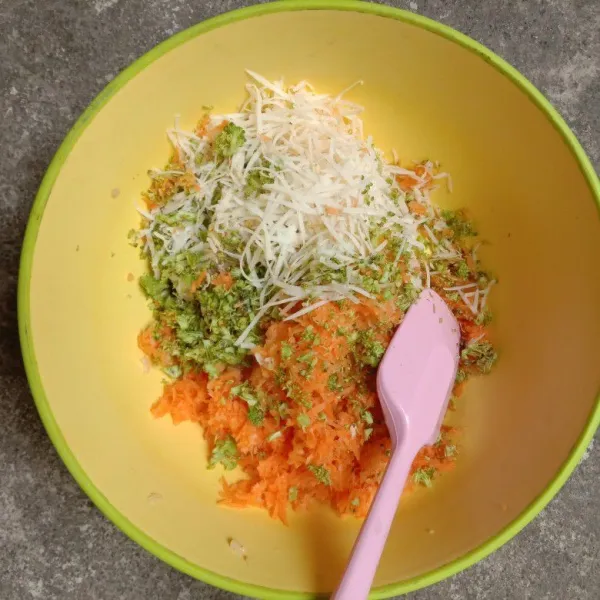 campur daging ayam, wortel, keju, brokoli dan semua bumbu. Aduk rata.