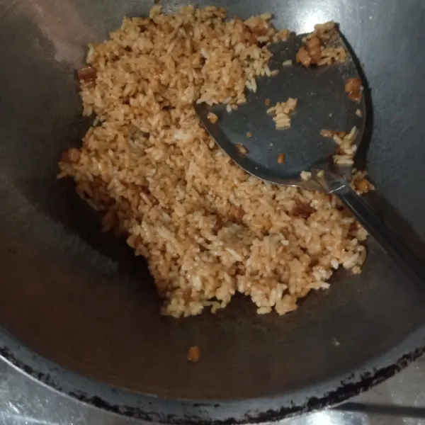 Tambahkan kecap manis, kecap asin, garam dan saos tomat. Aduk rata. Lalu masukkan nasi. Aduk sampai nasi tanak dan tercampur dengan bumbu. Angkat dan sisihkan. Biarkan dingin.