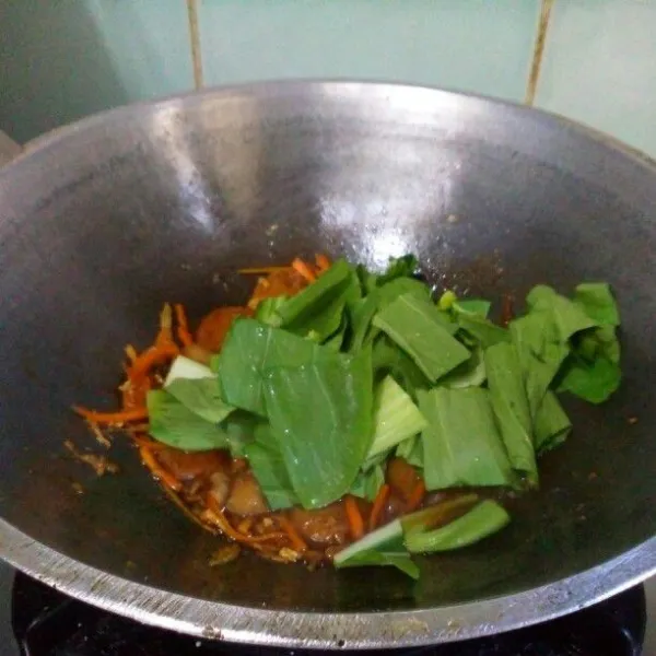 Tambahkan merica bubuk, kaldu bubuk, garam, saus tiram, kecap manis, bakso, kol & pakcoy, aduk rata.
