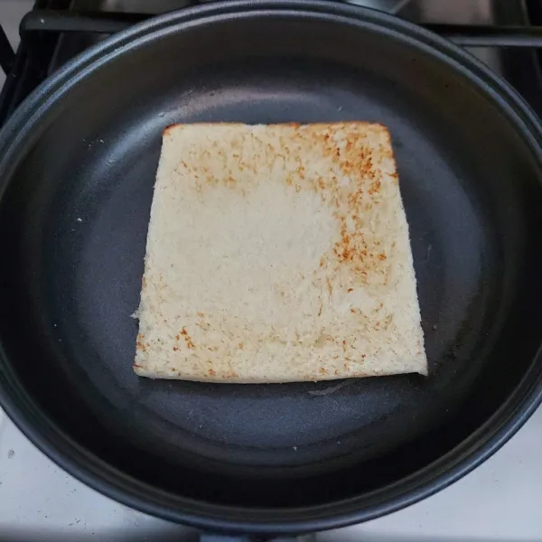 Panggang sebentar roti, sisihkan.