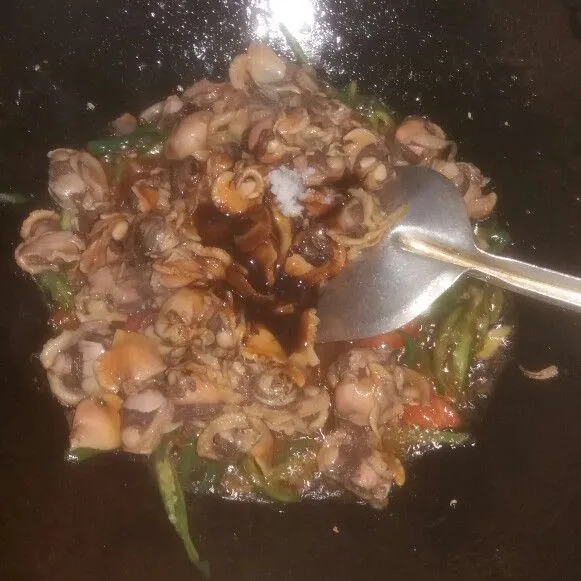 Kemudian masukkan kerang saus tiram, kecap dan juga garam. Aduk-aduk