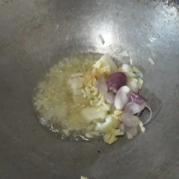 Tumis bawang merah ,bawang putih,bawang bombai sampai harum.