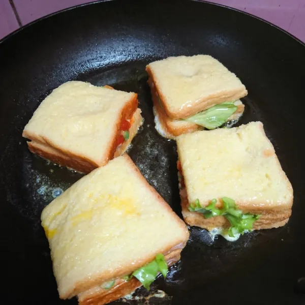 Pan di teflon yang sudah diberi margarin.