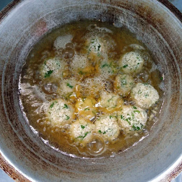 Goreng di minyak panas sampai matang. Angkat dan sajikan.