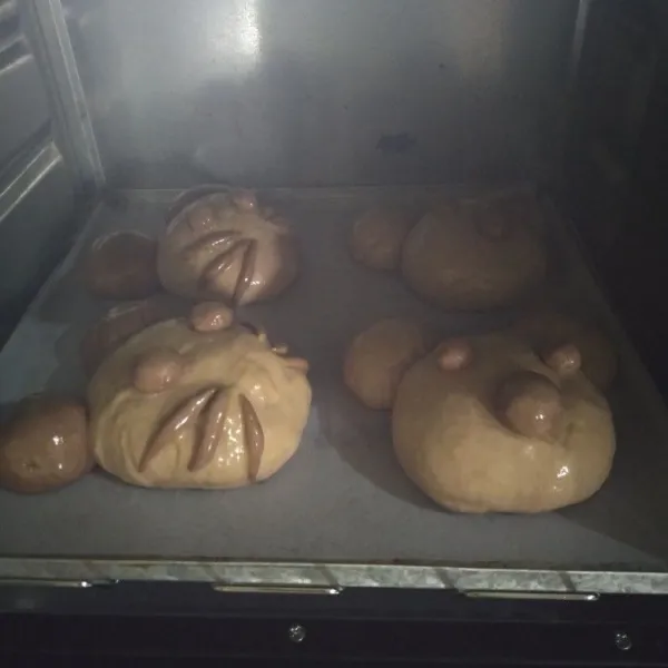 Panggang dalam oven pre-heat. Panggang selama 20 menit, suhu 160-170°C, api bawah. Terakhir oleskan permukaan roti & panggang lagi selama 5 menit, suhu 200°C, api atas bawah.