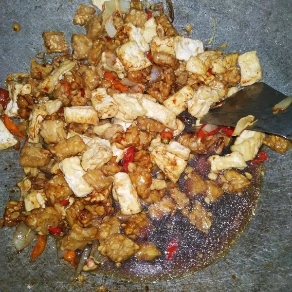 Tambahkan kecap manis, gula, garam, dan kaldu bubuk. Aduk hingga tercampur rata. Masak hingga air menyusut. Sajikan.
