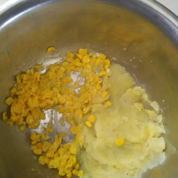 Kukus kentang dan jagung sampai lunak kemudian haluskan.