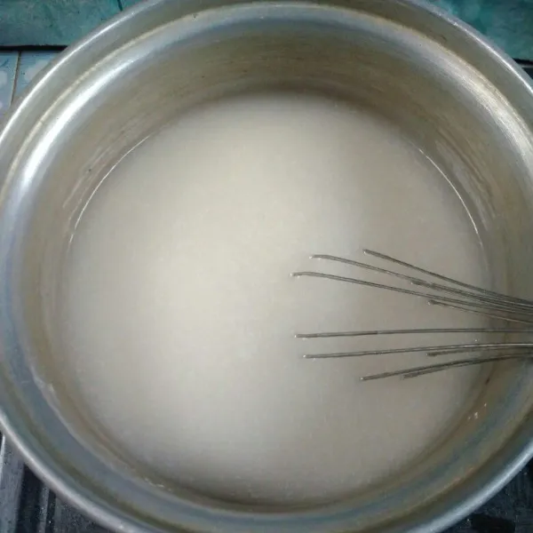 Nyalakan api, masak sambil terus diaduk sampai mengental dan mendidih. Angkat.