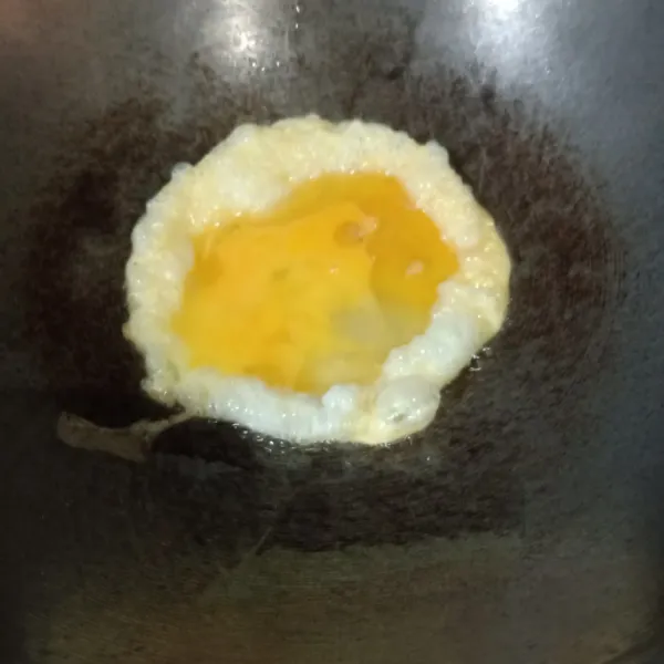 Kocok telur tambahkan sedikit garam, lalu dadar sampai matang dan sisihkan.