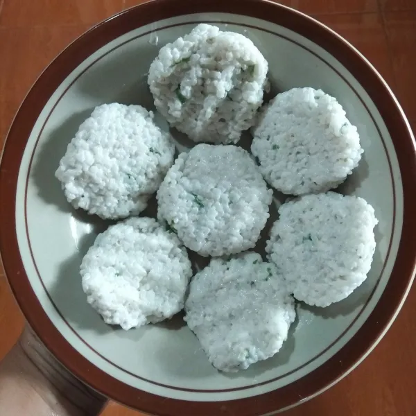 Ambil 1 sendok makan nasi. Lalu cetak sesuai selera dengan kedua tangan. Lumuri tangan dengan sedikit minyak agar adonan cireng nasi tidak lengket di tangan.