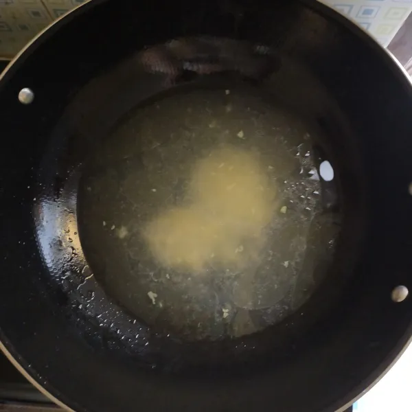 Masukkan air, masak hingga mendidih.