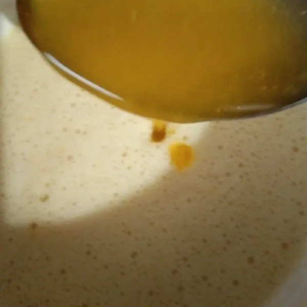 Kemudian tambahkan margarin cair, aduk rata, bagi adonan menjadi 3 bagian