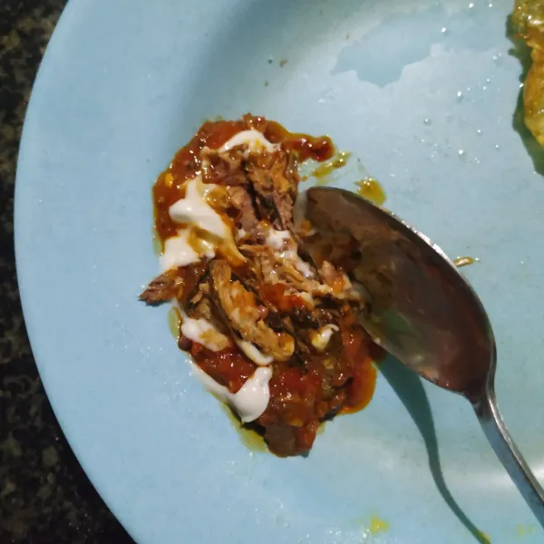 Masak sarden sebentar lalu campurkan dengan mayonaise.