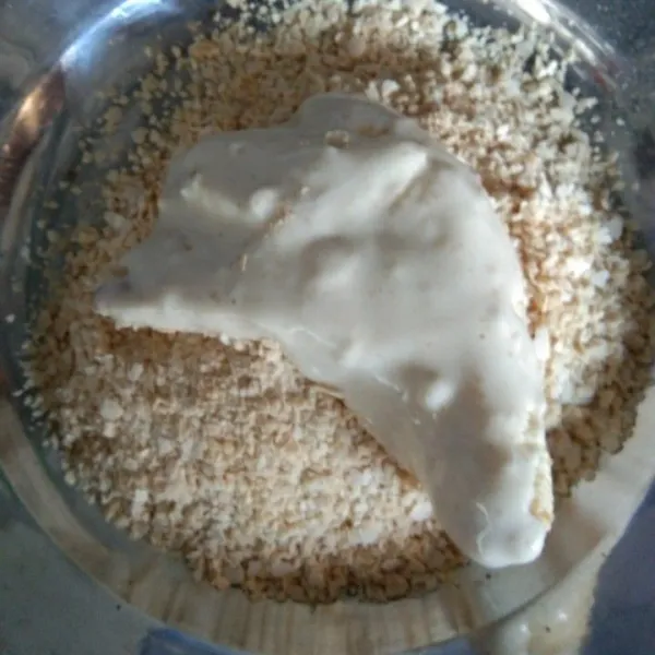 Gulingkan pada oat, bolak balik.