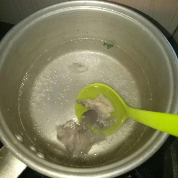 Bersihkan ayam,potong menjadi beberapa bagian.Siapkan panci dan air,rebus ayam sampai keluar kaldu.